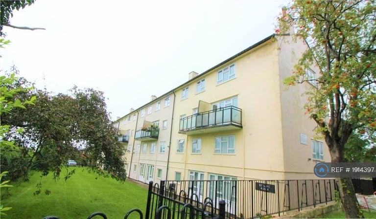 2 bedroom flat in Stirling House, Borehamwood, WD6 (2 bed) (#1914397)