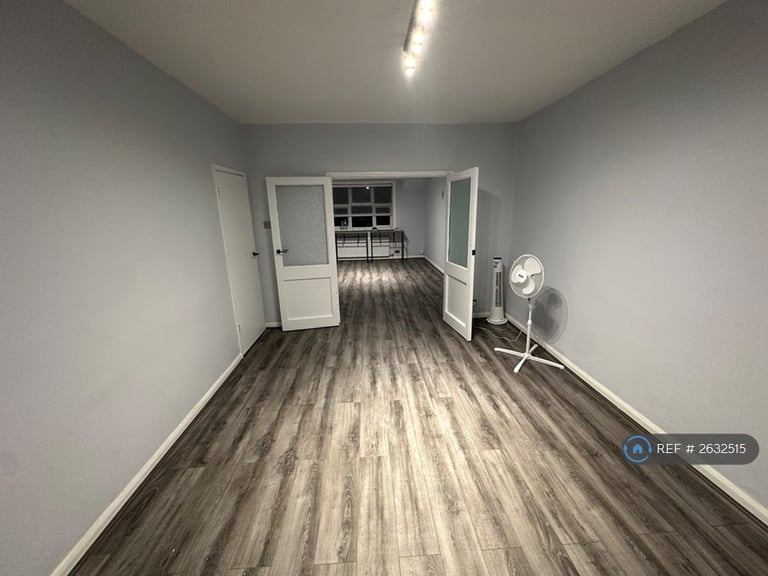 3 bedroom flat in Gainsborough Gardens, London, NW11 (3 bed) (#2632515)