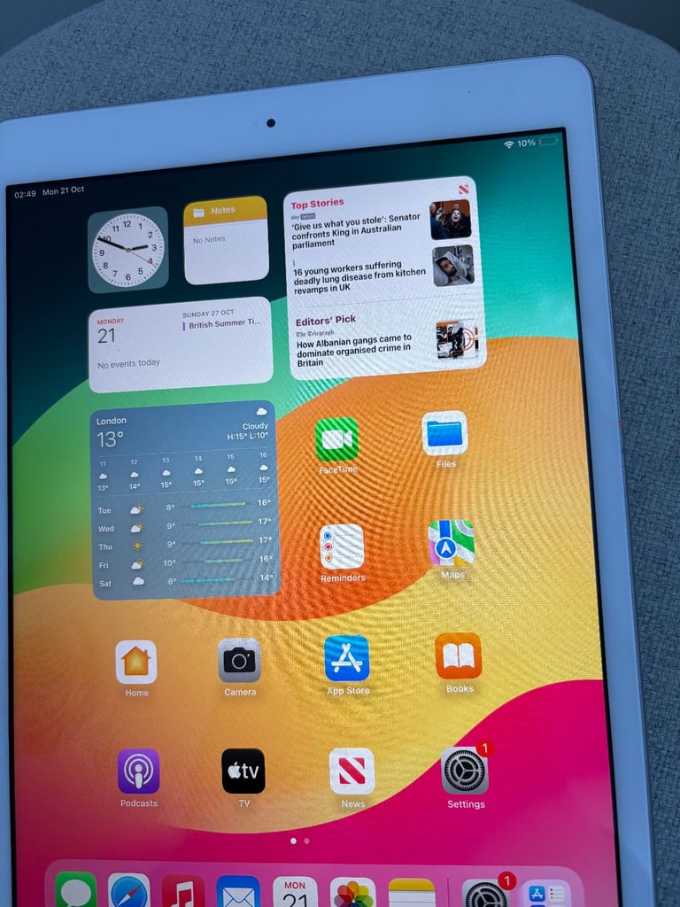 APPLE IPAD 8 10.2 INCH 32GB IOS18 WIFI - charger -can deliver