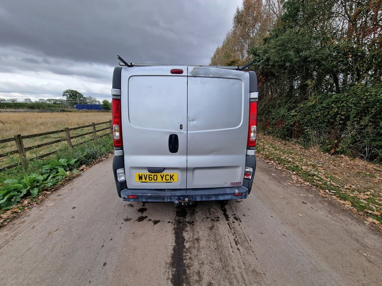 2010 Vauxhall Vivaro Silver  Spares Repairs  SWB  Needs Starter motor  A/C
