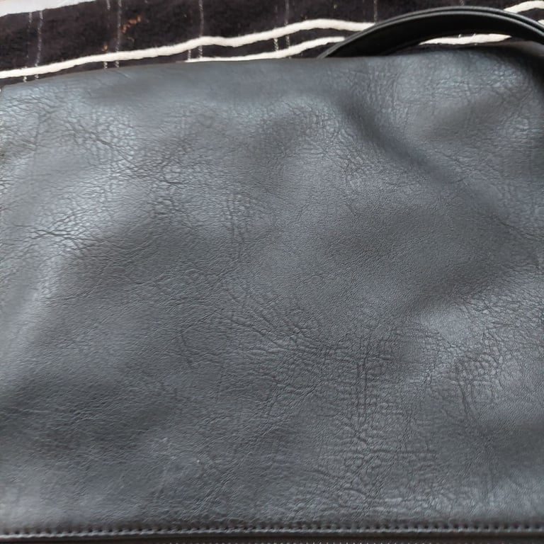 Large handbag two zips opening 