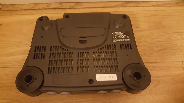 NINTENDO N64 CONSOLE WITH OFFICIAL CONTROLLER & LEADS