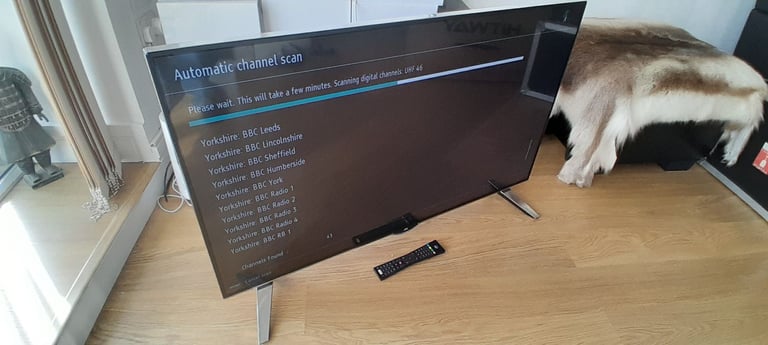 JVC 49 inch Ultra HD TV with remote (LT-49c860)