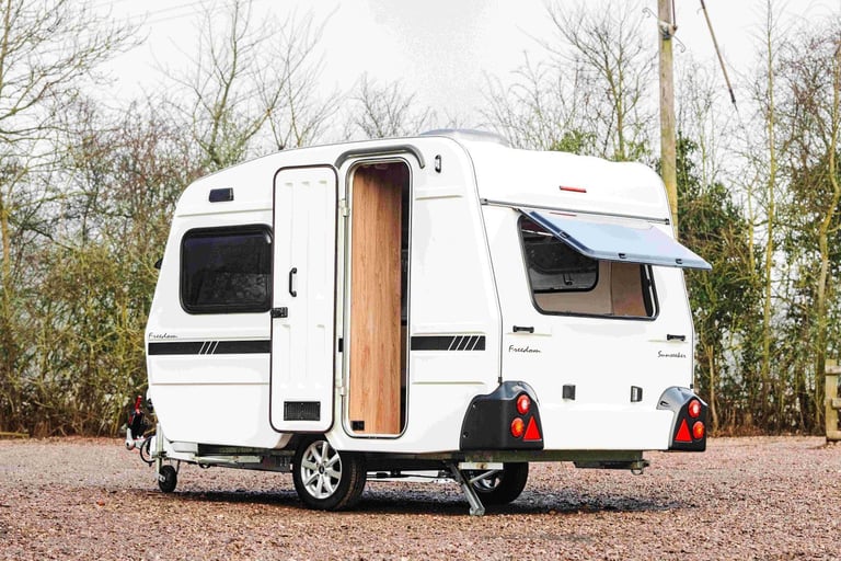 Freedom Sunseeker Classic - lightweight three berth caravan with oven