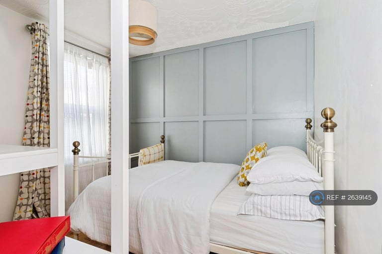 1 bedroom flat in Victoria Place, Plymouth, PL2 (1 bed) (#2639145)