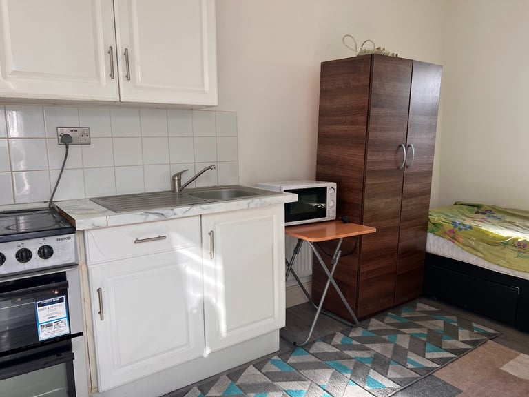 Studio flat to rent in Romford RM7