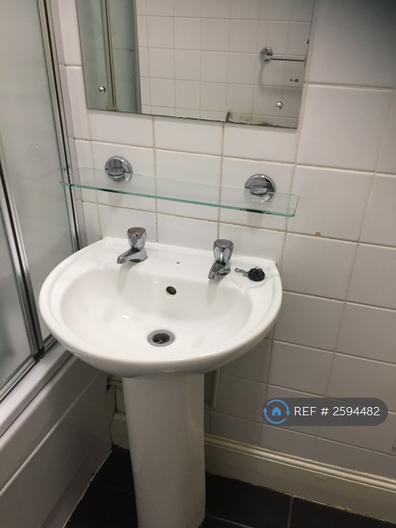 1 bedroom flat in Somers Road, Southsea, PO5 (1 bed) (#2594482)