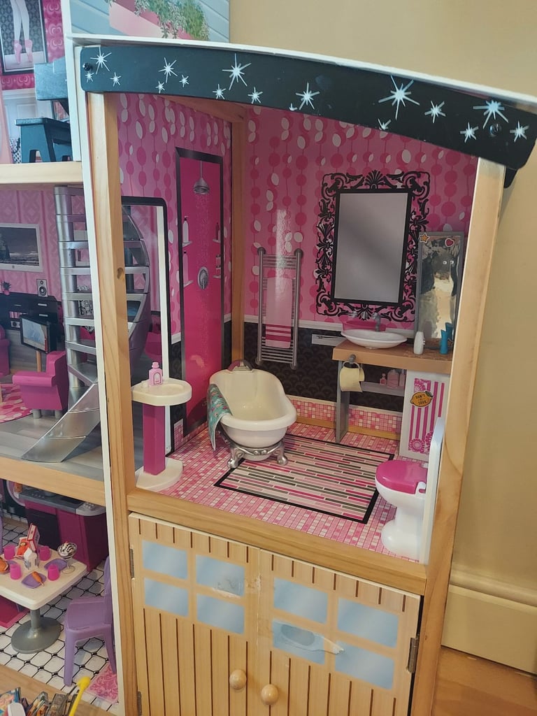 Stunning sturdy wooden barbie/doll house fully furnished (134cmX128cmX36cm)