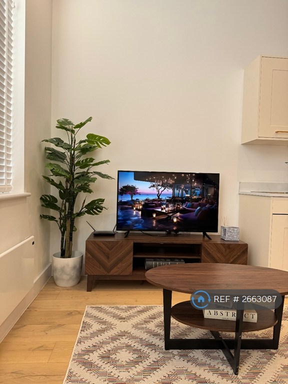 1 bedroom flat in Northenden Road, Sale, M33 (1 bed) (#2663087)