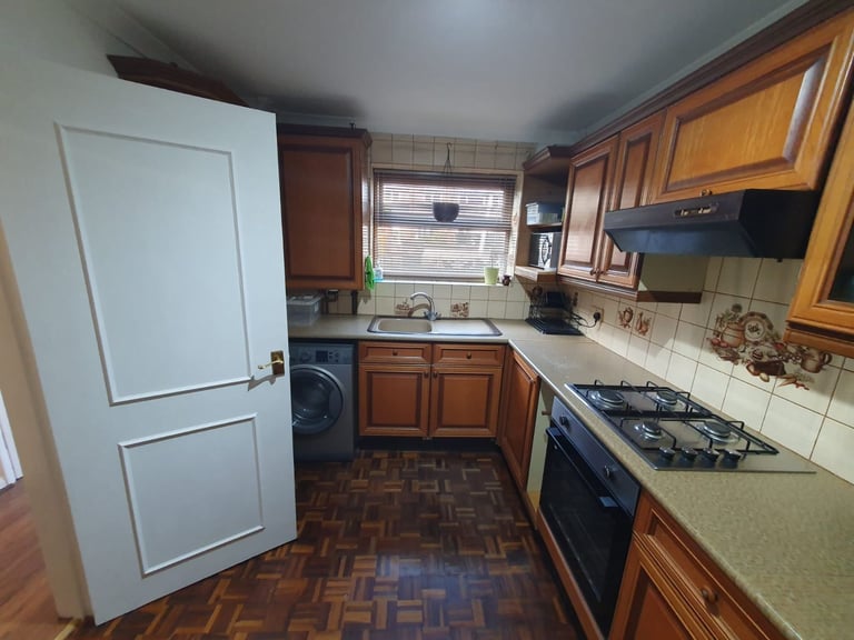 Large room with super king bed - bathroom, WC and kitchen (UB5 6JB)