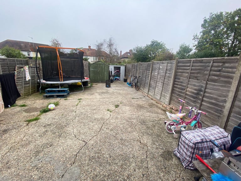 4Bed 2Bath Semi-Detached house to rent in Wembley - The Dene