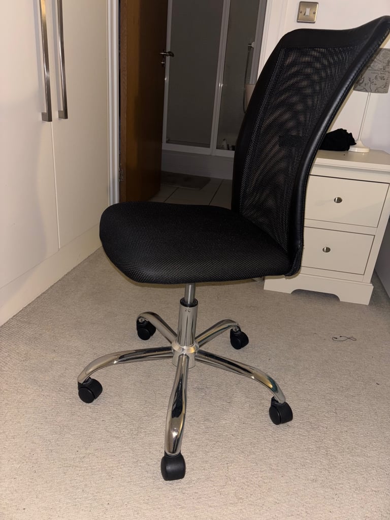 Desk chair with wheels 