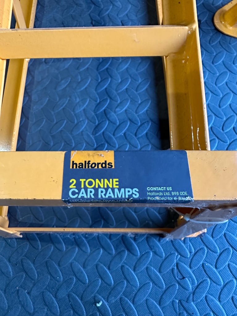 2 tonne car ramps (x 2) and single axle stand
