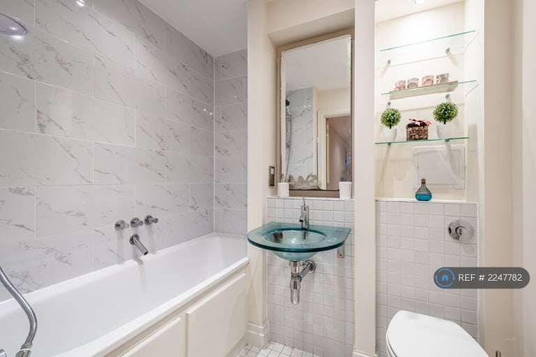 2 bedroom flat in Hoxton Square, London, N1 (2 bed) (#2247782)