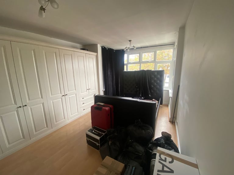 4Bed 2Bath Semi-Detached house to rent in Wembley - The Dene
