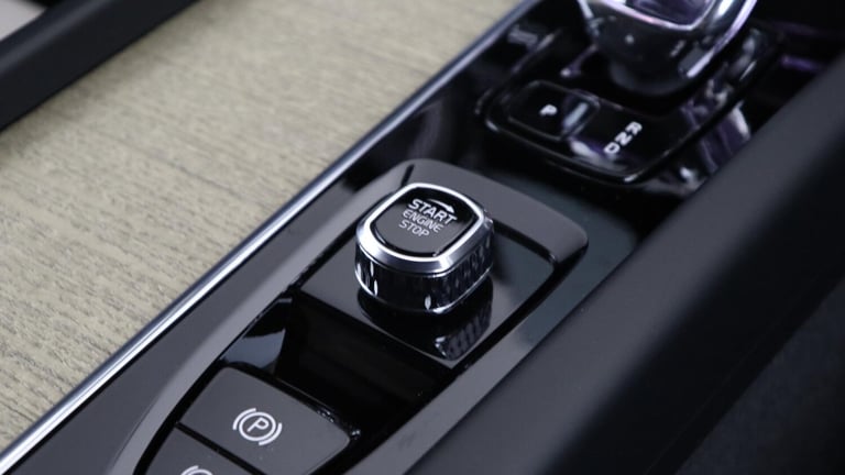  Volvo XC60 T6 AWD PHEV Plus Dark (360 Camera, Harman/Kardon, Adaptive Cruise) Petrol/Electric Hy...