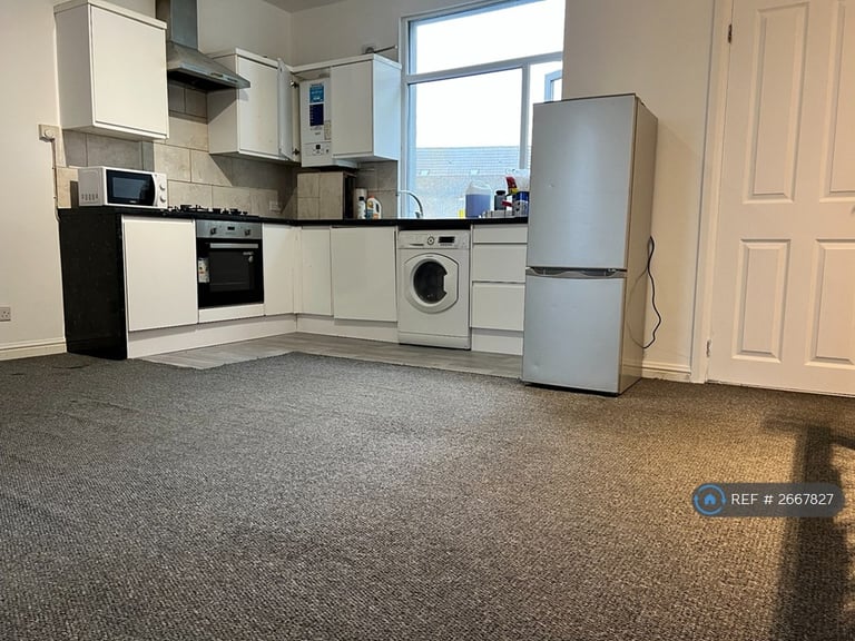 2 bedroom flat in London Road, Westcliff-On-Sea, SS0 (2 bed) (#2667827)