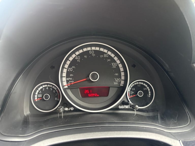 VOLKSWAGEN UP 1.0 High up! 2013
