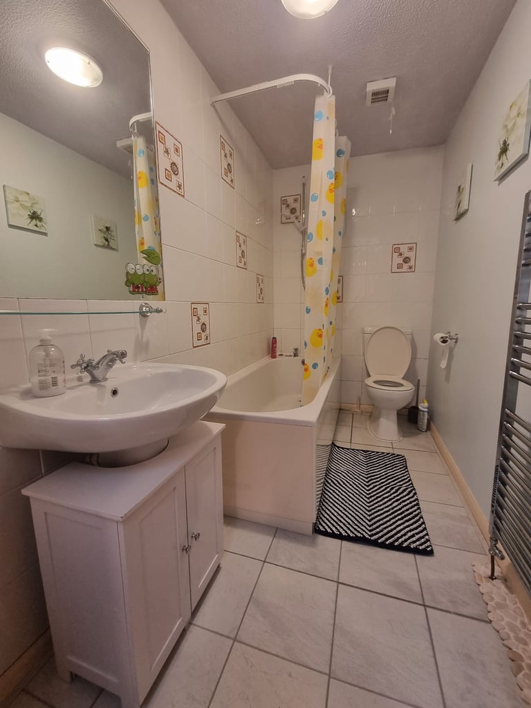 Spacious, West End 2 bedroom Flat on Beautiful Tree Line Street.
