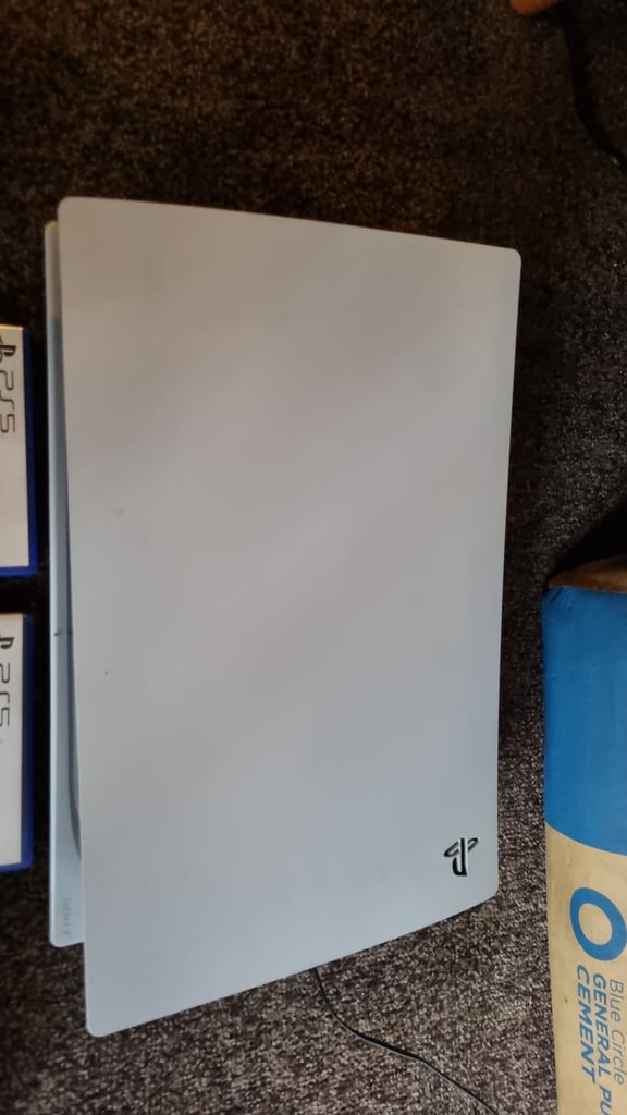 Ps5 with 2 controlers and 2 games 