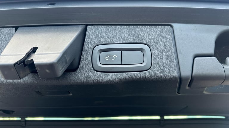 2021 Volvo XC60 2.0 B4D Momentum 5dr AWD Geartronic ESTATE DIESEL Automatic