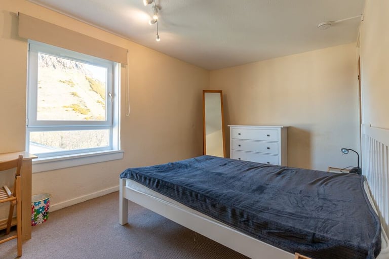  Fantastic, 3 bedroom, HMO flat over two levels, near the Pleasance – available NOW