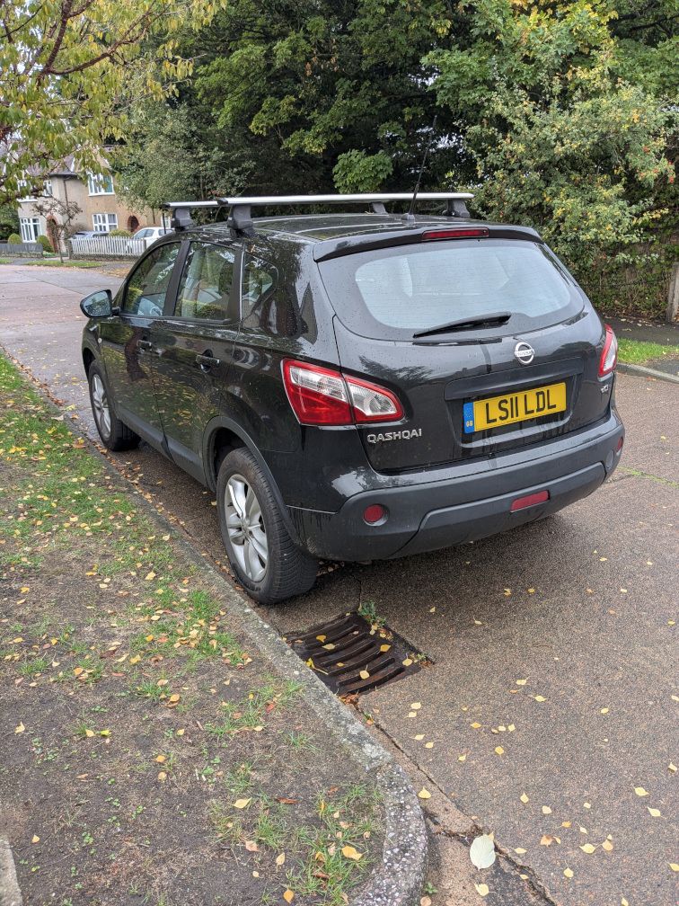 2011 Nissan Qashqai for repair or parts.