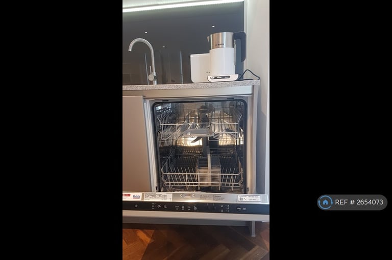 2 bedroom flat in South Tower, Manchester, M15 (2 bed) (#2654073)