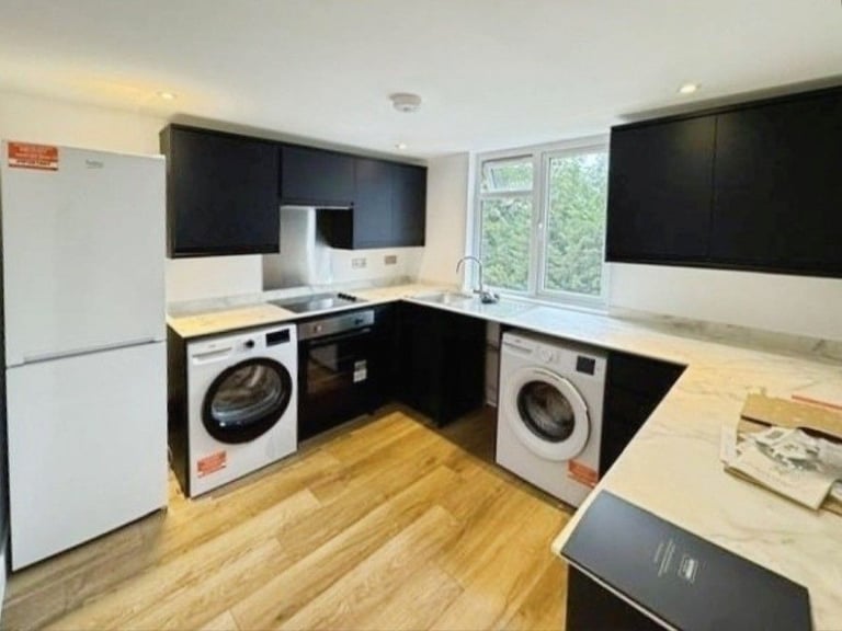 6Bed 3Bath House to rent in Harrow - Thomson Road