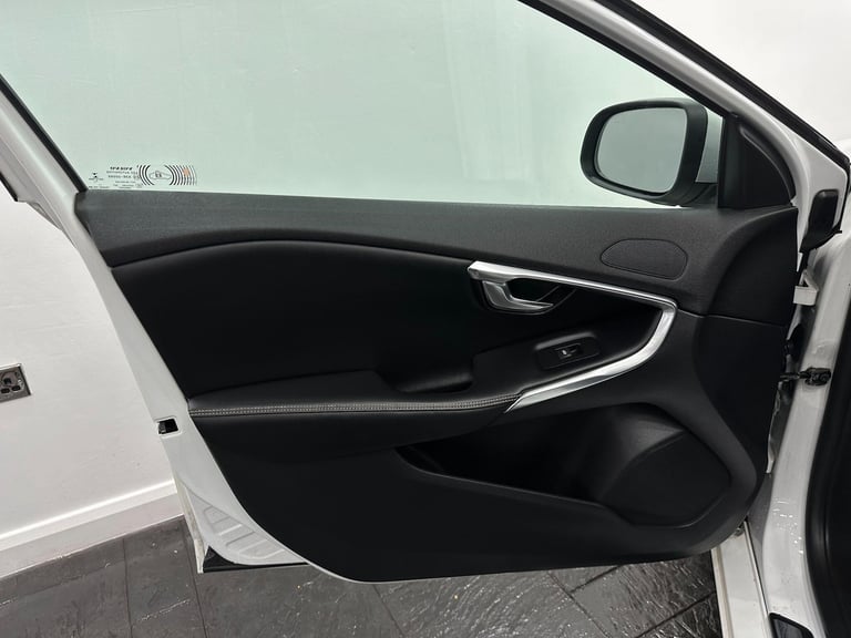 2017 Volvo V40 2.0 D2 R-Design Nav Plus Auto Euro 6 (s/s) 5dr HATCHBACK Diesel Automatic