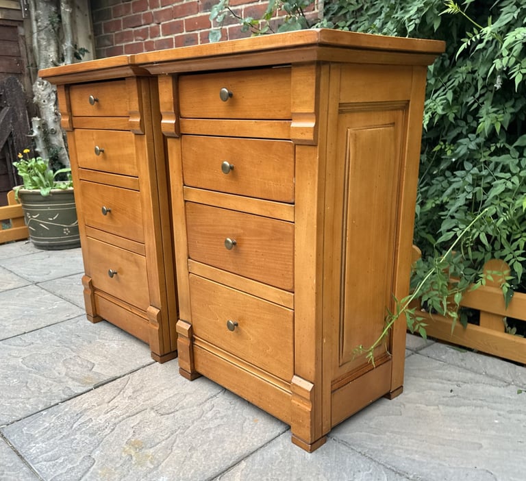 Pair of Luxury And So To Bed Manoir 4 Draw Bedside Chests – Great Condition – RRP £2,570