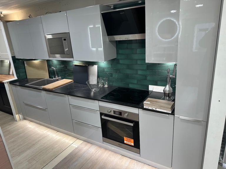 Ex-Display Symphony Gloss Platinum Kitchen – Complete with Appliances, Worktops & Lighting