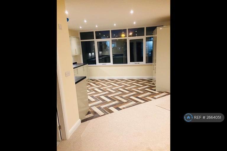 2 bedroom flat in The Lofts, Macclesfield, SK11 (2 bed) (#2664051)