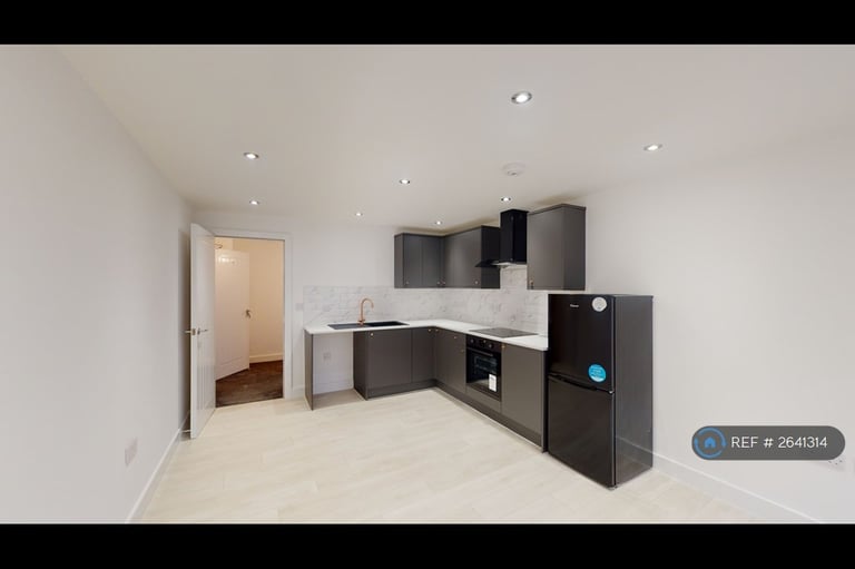 1 bedroom flat in Queen Street, Oldham, OL1 (1 bed) (#2641314)