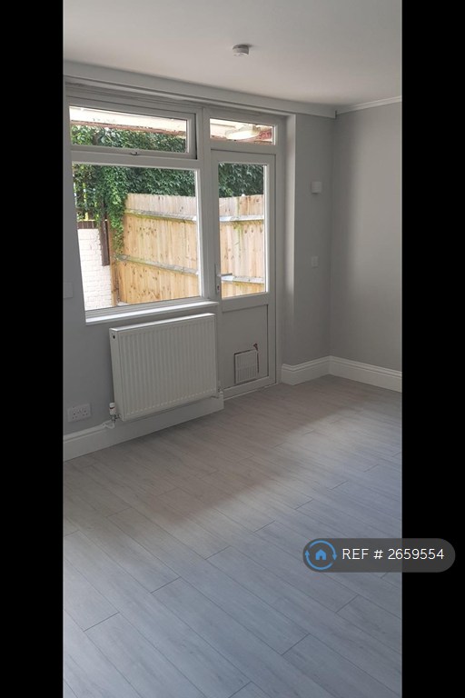 1 bedroom flat in Reginald Road, London, SE8 (1 bed) (#2659554)