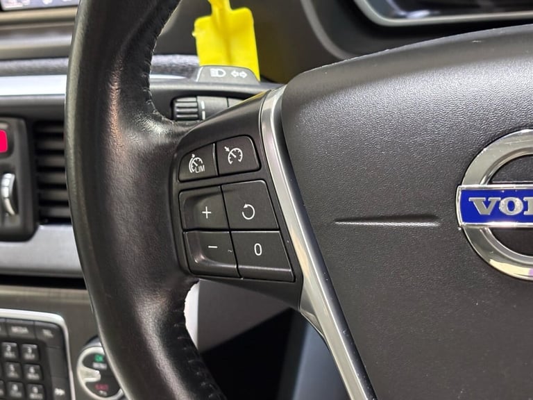 2016 16 VOLVO V40 2.0 D2 SE LUX HATCHBACK 5DR DIESEL MANUAL EURO 6 (S/S) (120 PS