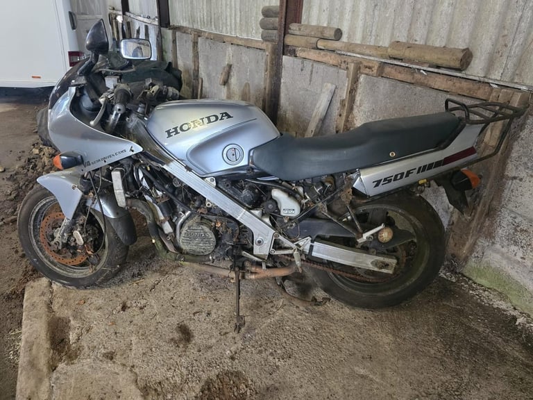 1987 HONDA VFR750F RC24 GENUINE BARN FIND WINTER PROJECT SPARES OR REPAIRS