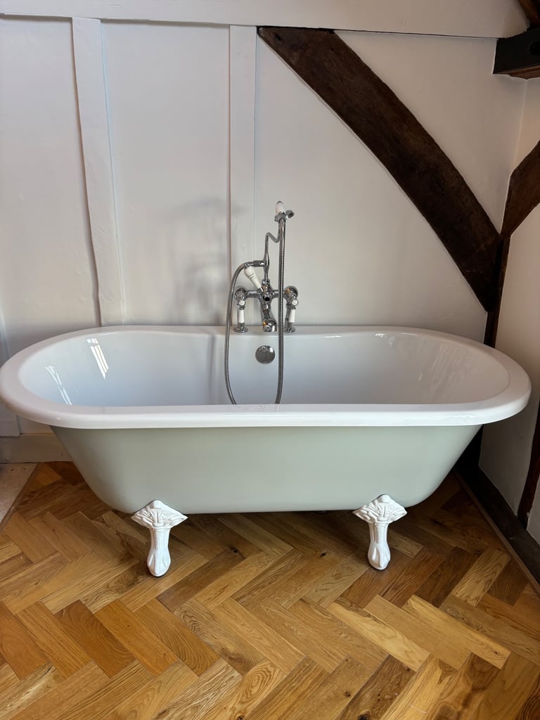 Freestanding bath tub 