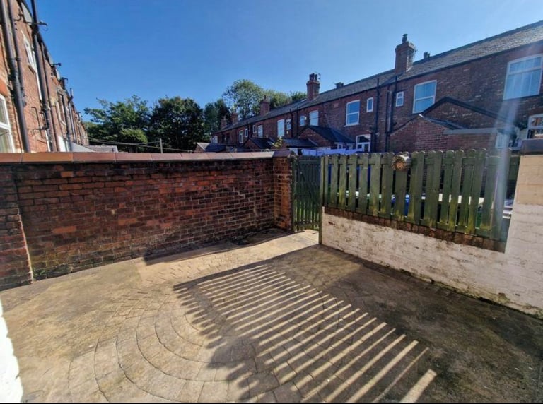 2 BED HOUSE TO RENT * GEE CROSS * £1050