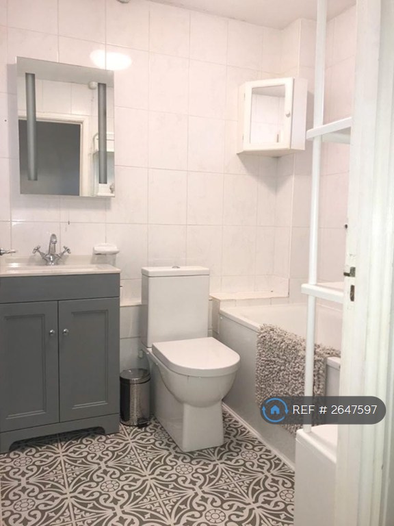 1 bedroom flat in Greyhound Road, London, W6 (1 bed) (#2647597)