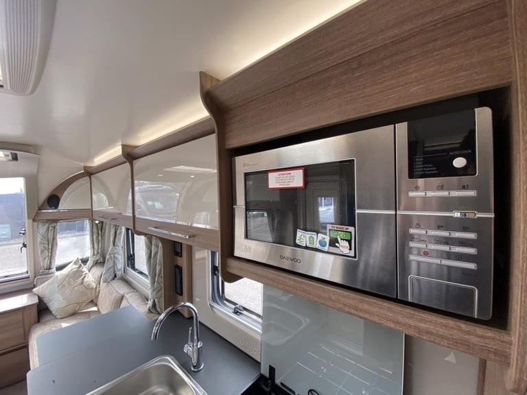 2018 BAILEY UNICORN VALENCIA 4 BERTH TOURING CARAVAN
