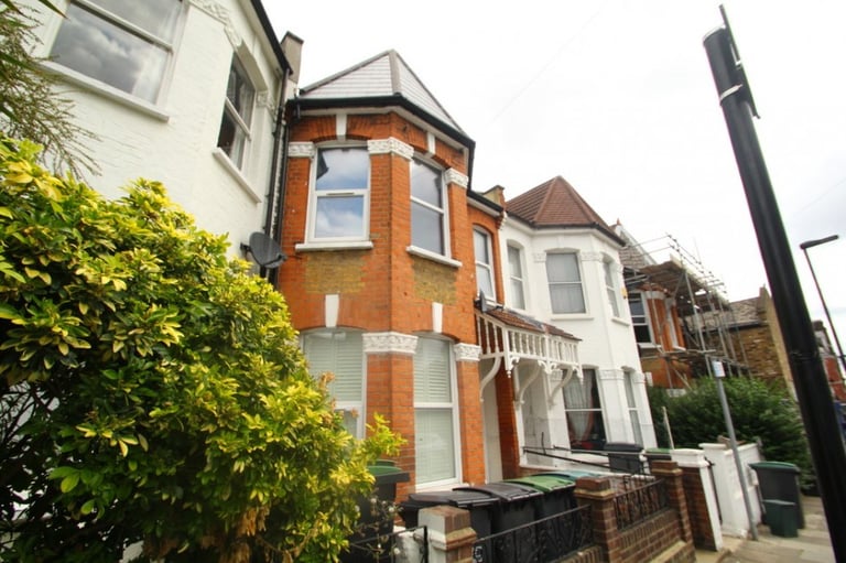 Hane Estate Agents offer a top floor large studio flat with a shared