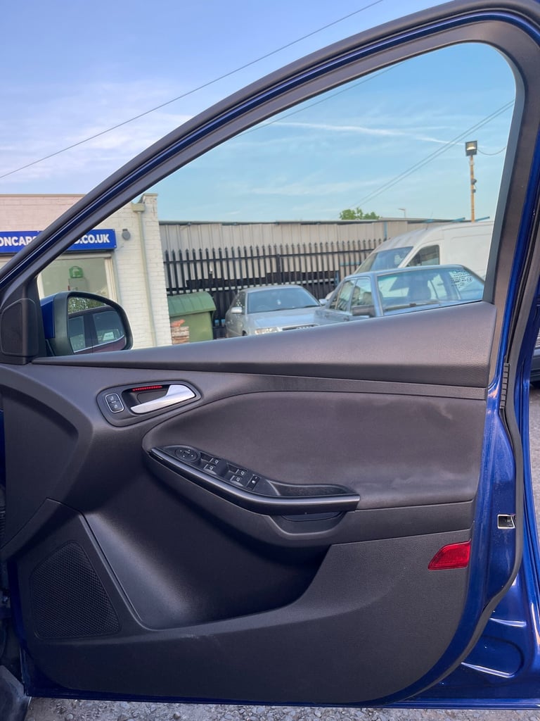 2015 Ford Focus TITANIUM 5-Door Petrol