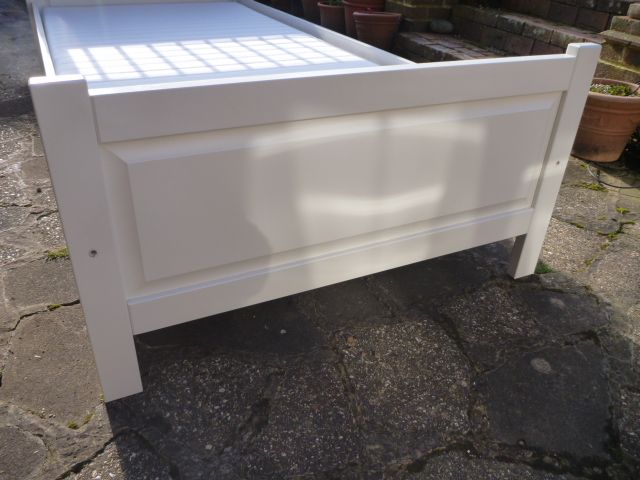 Sturdy White Single Bed & Mattress in Ex Cond