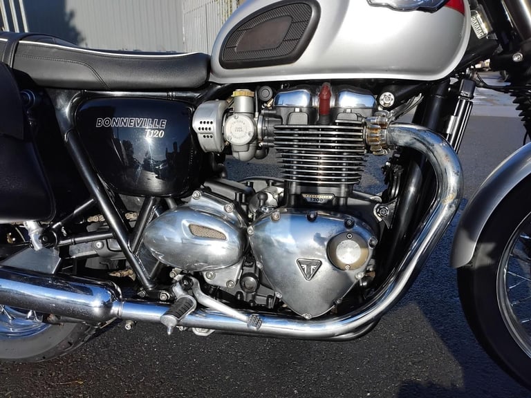 2017 66 TRIUMPH BONNEVILLE T120 T 120 1200 RED 1289 MILES CLASSIC STYLING