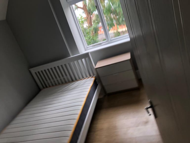 Spacious Single Room with Extra Wardrobe Space – All Bills Included – Streatham Hill