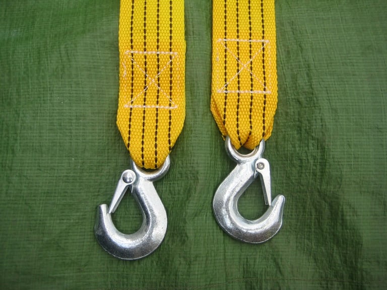 BRAND NEW 4 Metre Long Towing Strap with Heavy Metal Quick Release Hooks for £4.00