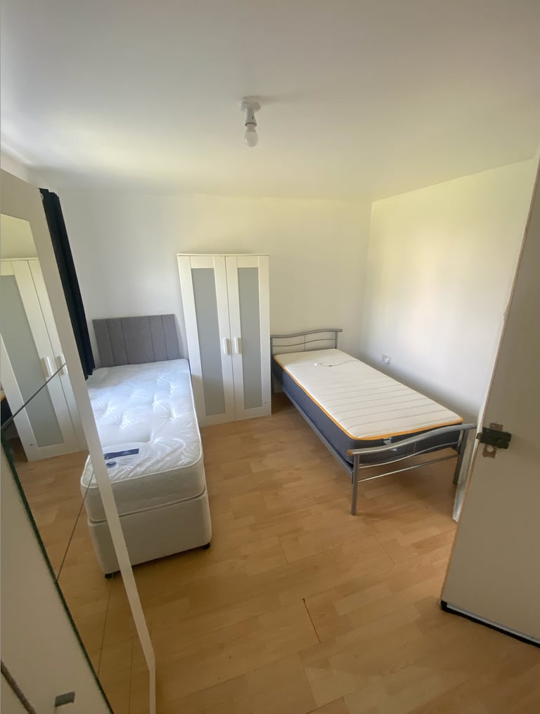 LU4 DOUBLE SPACIOUS ROOM BOOK A VIEWING