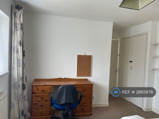 6 bedroom house in Applegarth Avenue, Guildford, GU2 (6 bed) (#2665878)