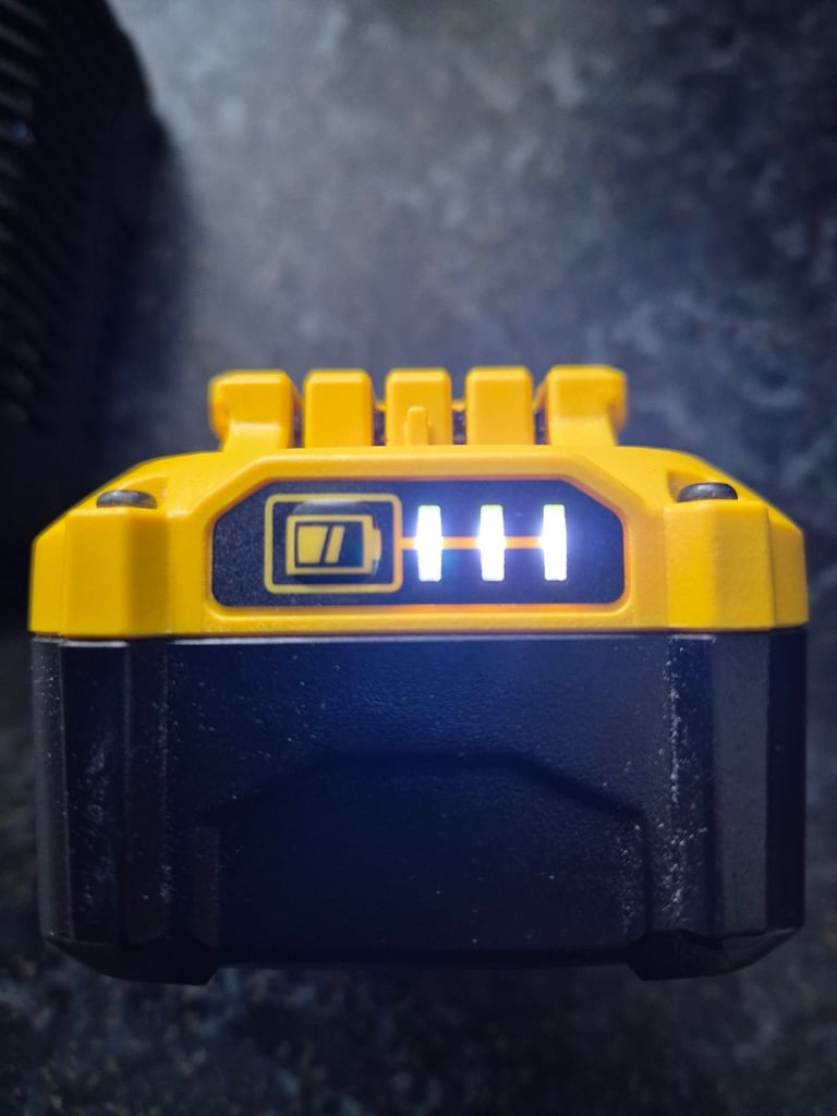 V20 fatmax 4amp battery and charger